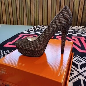 WOMENS SIZE 8 SPARKLY HIGH HEELS